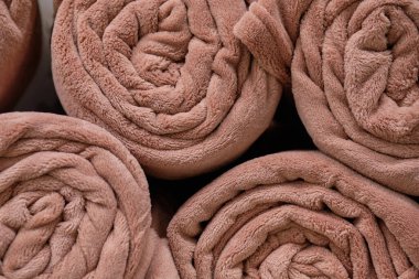 Modern bej havlular sarılmış. Kapat..