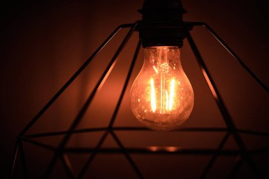 Çelik parmaklıklardan yapılmış modern dekoratif lambalar. Kapatın. ses tonlu