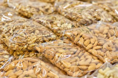 Şeffaf bir torbanın içinde badem ve ceviz var. Kapat..