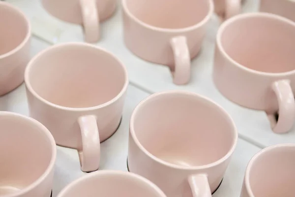 Mug Keramik Krem Modern Berdiri Dekatnya Tutup — Stok Foto