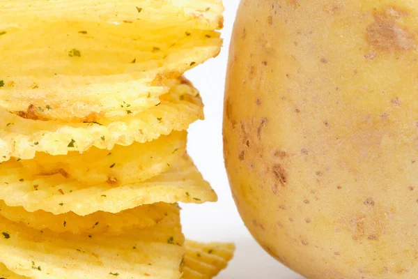 Fluted Chips Med Kryddor Och Bredvid Potatis Med Skal Vit — Stockfoto