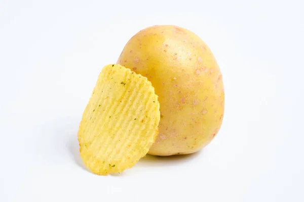Beyaz Arka Planda Soyulmuş Patateslere Yaslanmış Baharatlı Flüt Cipsleri Kapatın — Stok fotoğraf