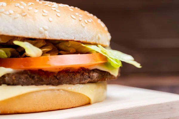 Burger Close Com Lado Sobre Fundo Madeira Fechar — Fotografia de Stock