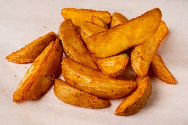 Kağıt arka planda kızarmış patates. Yan görünüm.