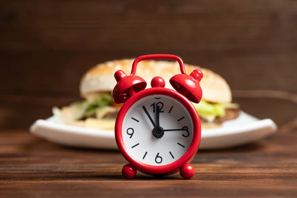 Horloge Rouge Hamburger Sur Une Assiette Blanche Fond Bois Gros — Photo