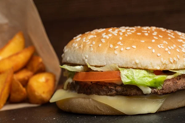 Burger Pada Peralatan Slate Sebelah Kentang Tutup — Stok Foto