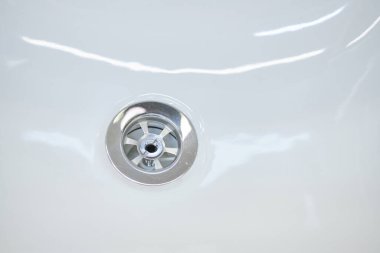 Suyu boşaltmak için delikli modern seramik lavabo. Kapat..