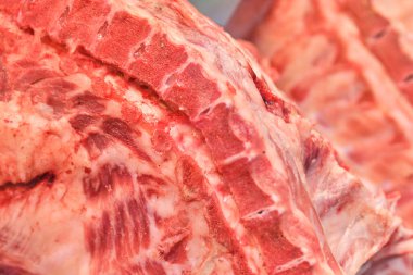 Tezgahtaki kesikte bir parça çiğ et. Kapat..