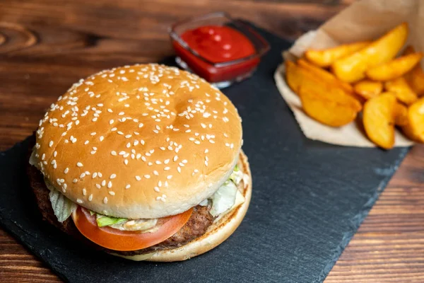 Köy Patatesli Ketçaplı Hamburgerler Tahta Üzerine Siyah Tahta Yanmış Ahşap — Stok fotoğraf