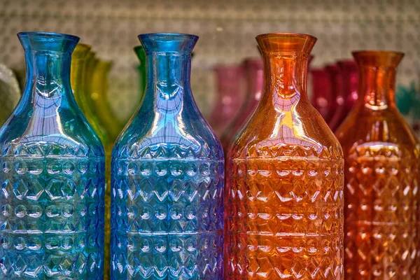 Botellas Decorativas Vidrio Multicolor Una Tienda Cerca — Foto de Stock