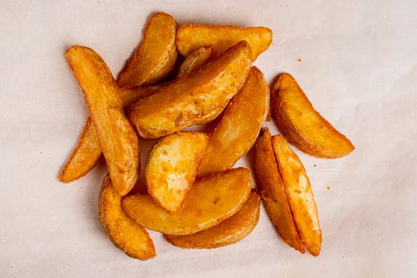 Kağıt arka planda kırsal bir patates. Üst Manzara. Kapat..