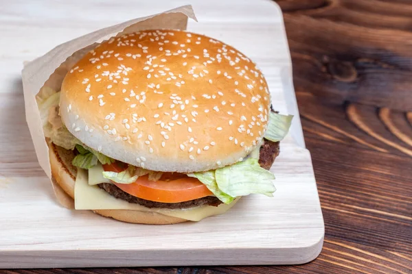 Kağıt Üzerinde Hamburgerler Yanan Odunları Yakın — Stok fotoğraf