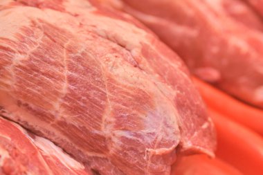 Tezgahın üzerinde bir parça çiğ et. Kapat..