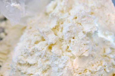 Mağaza tezgahında kıtır kıtır süzme peynir. Kapat..