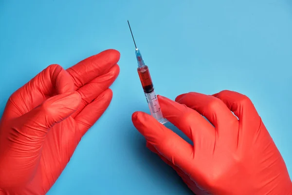 Doutor Luvas Vermelhas Mantém Uma Seringa Com Uma Vacina Bate — Fotografia de Stock