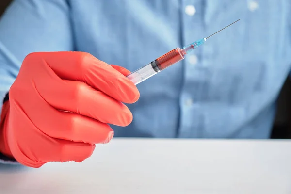 Ruka Červených Rukavicích Drží Injekční Stříkačku Vakcínou Zavřít — Stock fotografie