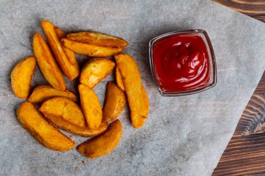 Ketçaplı kağıtta patates kızartması. Üst görünüm.