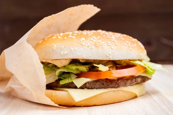 Burger Vista Geral Lado Fundo Madeira Fechar — Fotografia de Stock