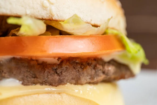 Burger Piring Putih Dan Latar Belakang Kayu Makro — Stok Foto
