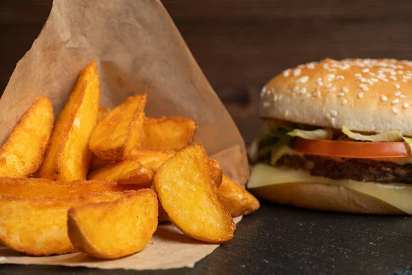 Hamburgerin Yanında Kağıtta Patates Kapat — Stok fotoğraf