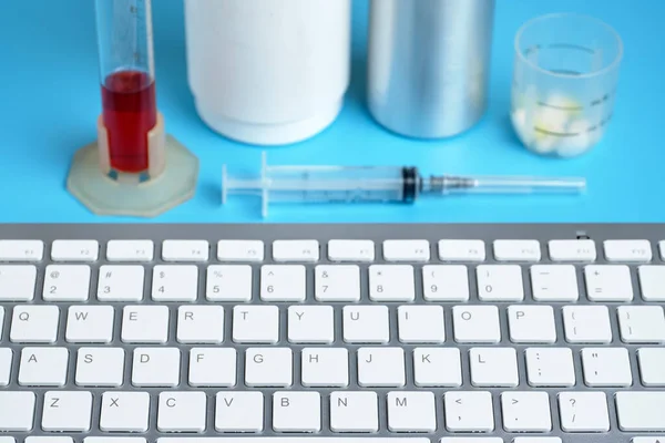 Teclado Con Diferentes Equipos Médicos Sobre Fondo Azul Cerca — Foto de Stock