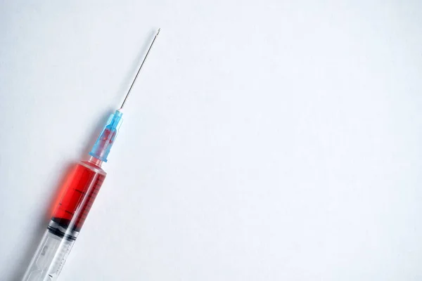 Injekční Stříkačka Červenou Vakcínou Bílém Pozadí Kopírovat Prostor — Stock fotografie
