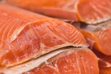 Tezgahın üstünde tütsülenmiş kırmızı balık. Kapat..