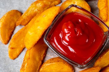 Ketçaplı kağıtta patates kızartması. Makro.