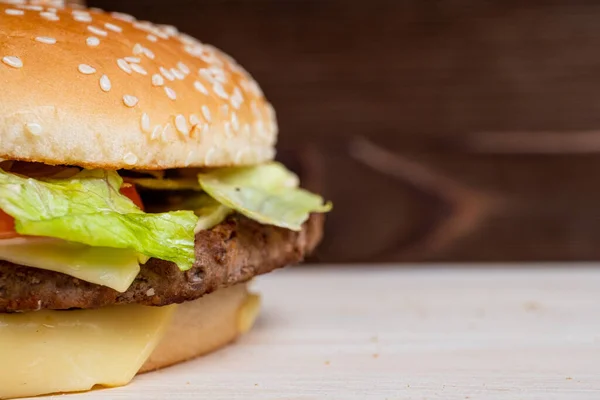 Burger Pada Latar Belakang Kayu Konsep Penilaian Salin Ruang Tutup — Stok Foto