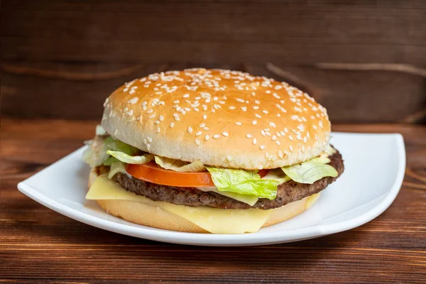 Tabakta Hamburger Ahşap Arka Plan Kapat — Stok fotoğraf