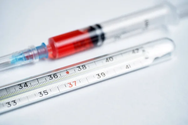 Thermometer Een Witte Achtergrond Spuit Met Rood Geneesmiddel Voor Het — Stockfoto