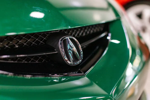 RUSSIA, ST.PETERSBURG - Temmuz 07, 2019 Logo Acura arabada. Kapat..