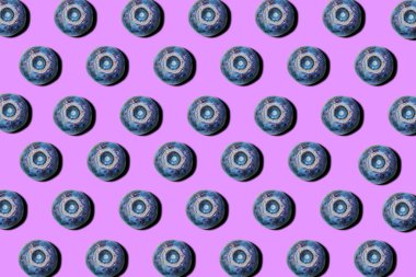 Mor arka planda yabanmersini. Şablon. Kapat..