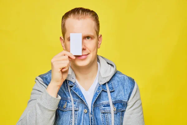 Stylischer Kaukasier Jeans Auf Gelbem Grund Hält Eine Weiße Karte — Stockfoto