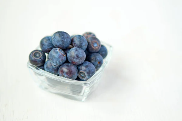 Blueberry Dalam Gelas Dengan Latar Belakang Kayu Putih Tutup — Stok Foto