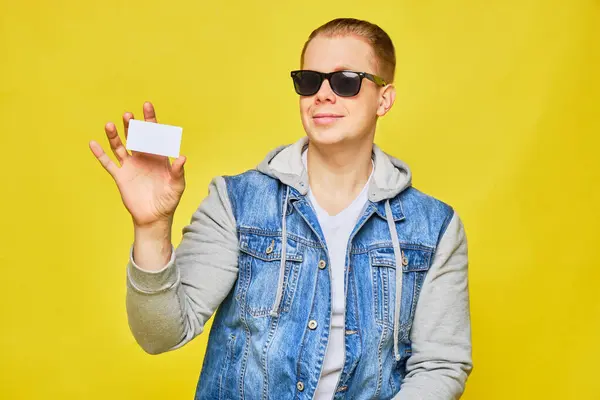 Stilvoller Kaukasischer Mann Jeans Und Sonnenbrille Auf Gelbem Hintergrund Hält — Stockfoto