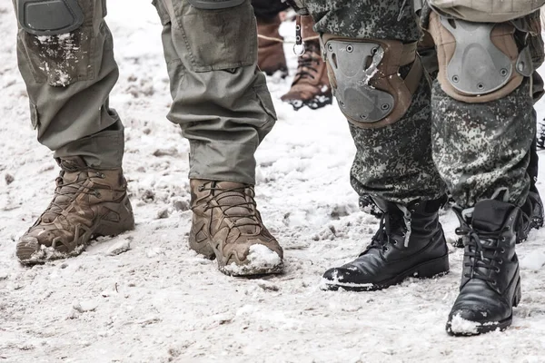 Uomini Militari Uniforme Speciale Stivale Stavano Fuori Inverno Vicino — Foto Stock