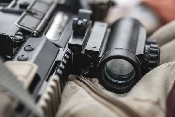 Fucile Assalto Giace Con Occhio Una Valigetta Militare Vicino — Foto Stock