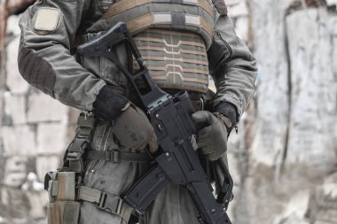 Makineli tüfekli bir asker görevde. Kapat..