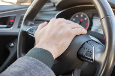 Modern arabadaki bir adam. El bip 'e basıyor ve işaret veriyor. Kapat..