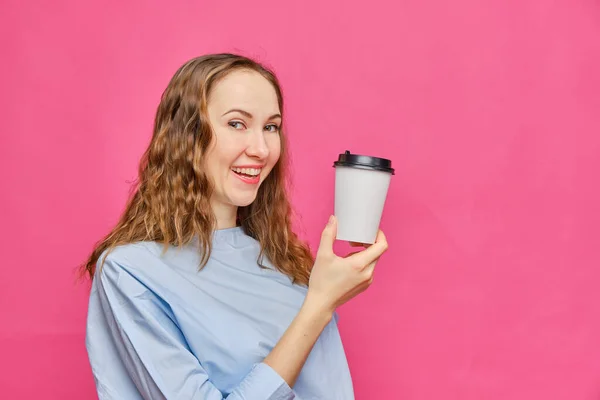 Menina Caucasiana Elegante Uma Camiseta Azul Pálida Mostrando Café Instantâneo — Fotografia de Stock