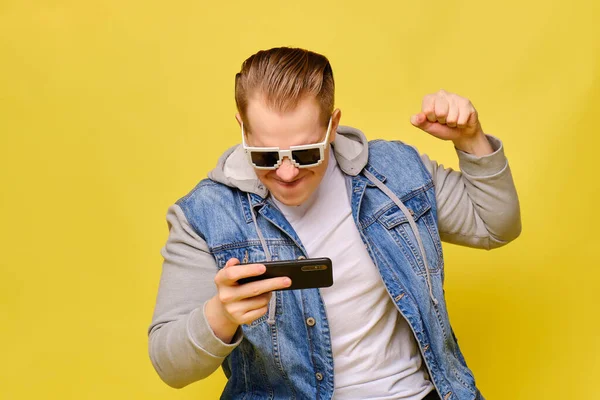 Stilvoller Kaukasischer Mann Jeans Auf Gelbem Hintergrund Mit Bit Brille — Stockfoto