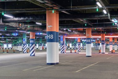 Rusya, ST.PETERSBURG - 20 Ocak: Alışveriş merkezinde arabalar için büyük bir park yeri. Kapat..