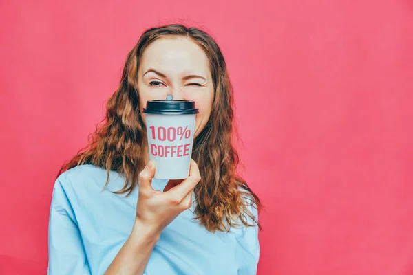 Menina Caucasiana Elegante Uma Camiseta Azul Pálida Fundo Rosa Conceito — Fotografia de Stock