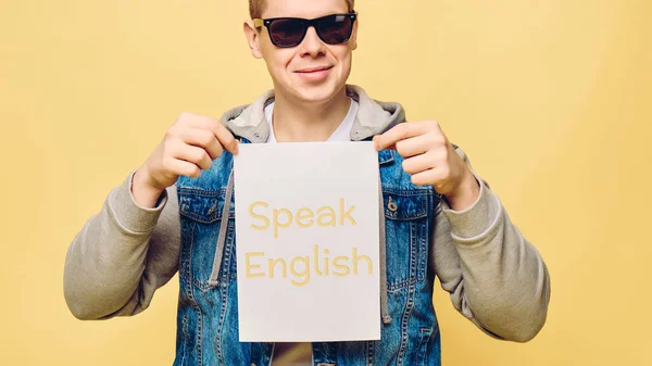 Élégant Homme Caucasien Jeans Lunettes Soleil Sur Fond Jaune Concept — Photo