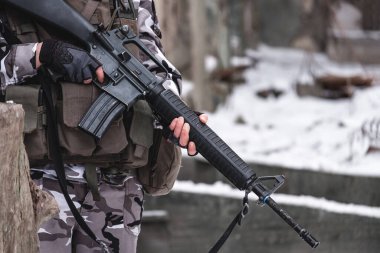 Uyku nöbetçisinin yanında kamuflajlı bir asker. Kapat..