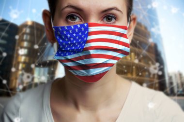 Amerikan bayrağının görüntüsüne sahip tıbbi maskeli bir kız gururlu bir geçmişi var. Bir ülkede COVID-19 virüsü salgını. Kapat..