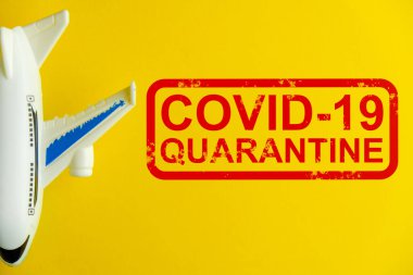 COVID-19 virüsünden dolayı karantinaya alınmış soyut bir uçak. Kapat..
