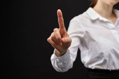 Siyah arka plandaki beyaz tişörtlü kız parmak izlerine soyut tıklamalar yapıyor. Kapat..