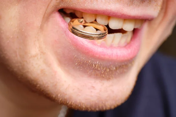 Concepto Hombre Calzoncillos Sosteniendo Anillo Bodas Sus Dientes Cerca — Foto de Stock